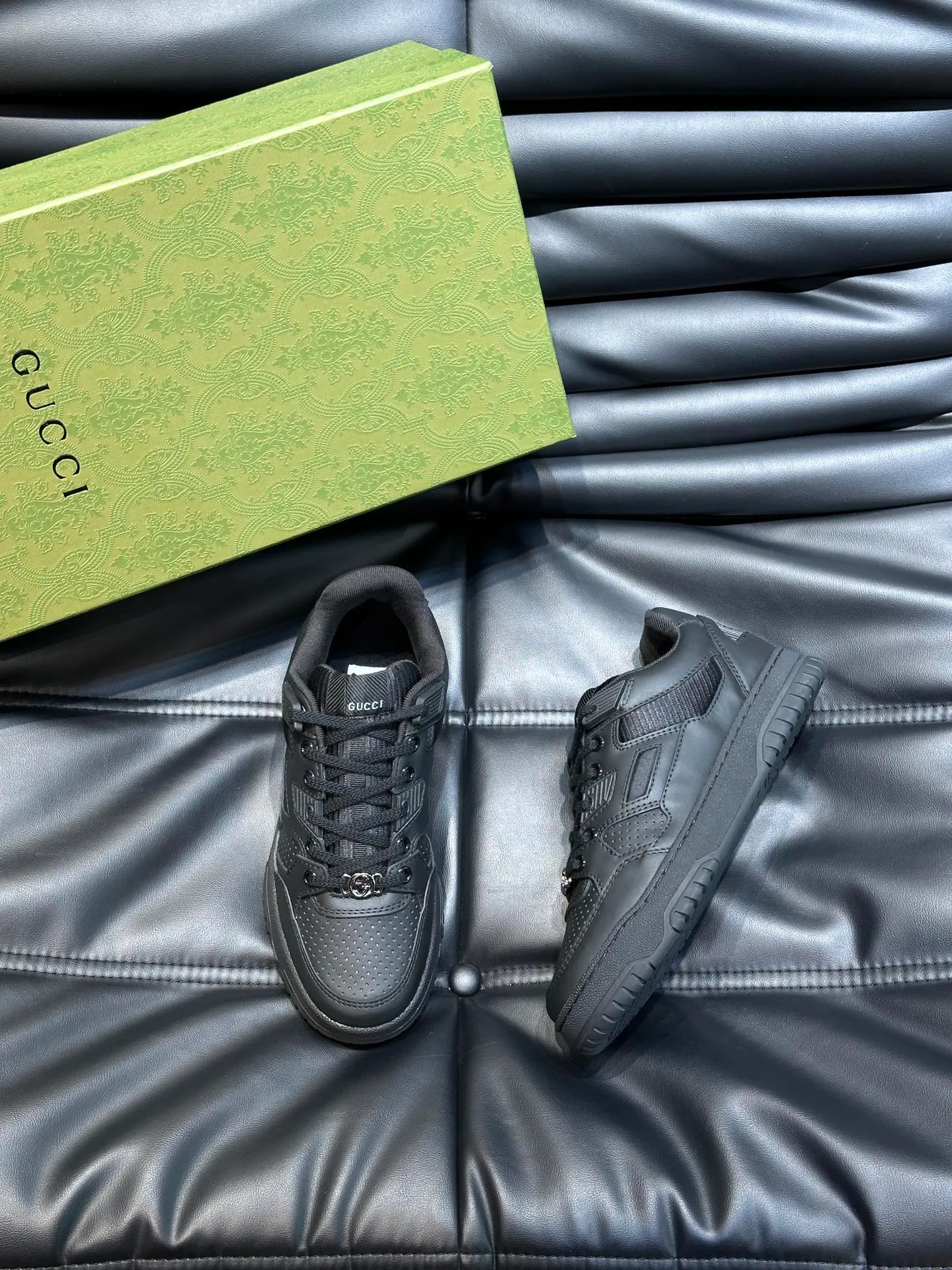 Men's shoes 💰p540 "GUCC*" New couple 👫 distressed effect sneakers, this low-top sneaker adopts a basketball-style silhouette design, cleverly integrated with hollow panels and distressed effects, showing its unique ingenuity. The ingenuity incorporates brand logo details such as interlocking Double G styling accessories and Gucci lettering, a low-key tribute to the brand's design heritage. A rubber non-slip outsole, inlays and embossed sole give the entire design a contemporary feel. Size: Female 35-39, Male 38-44